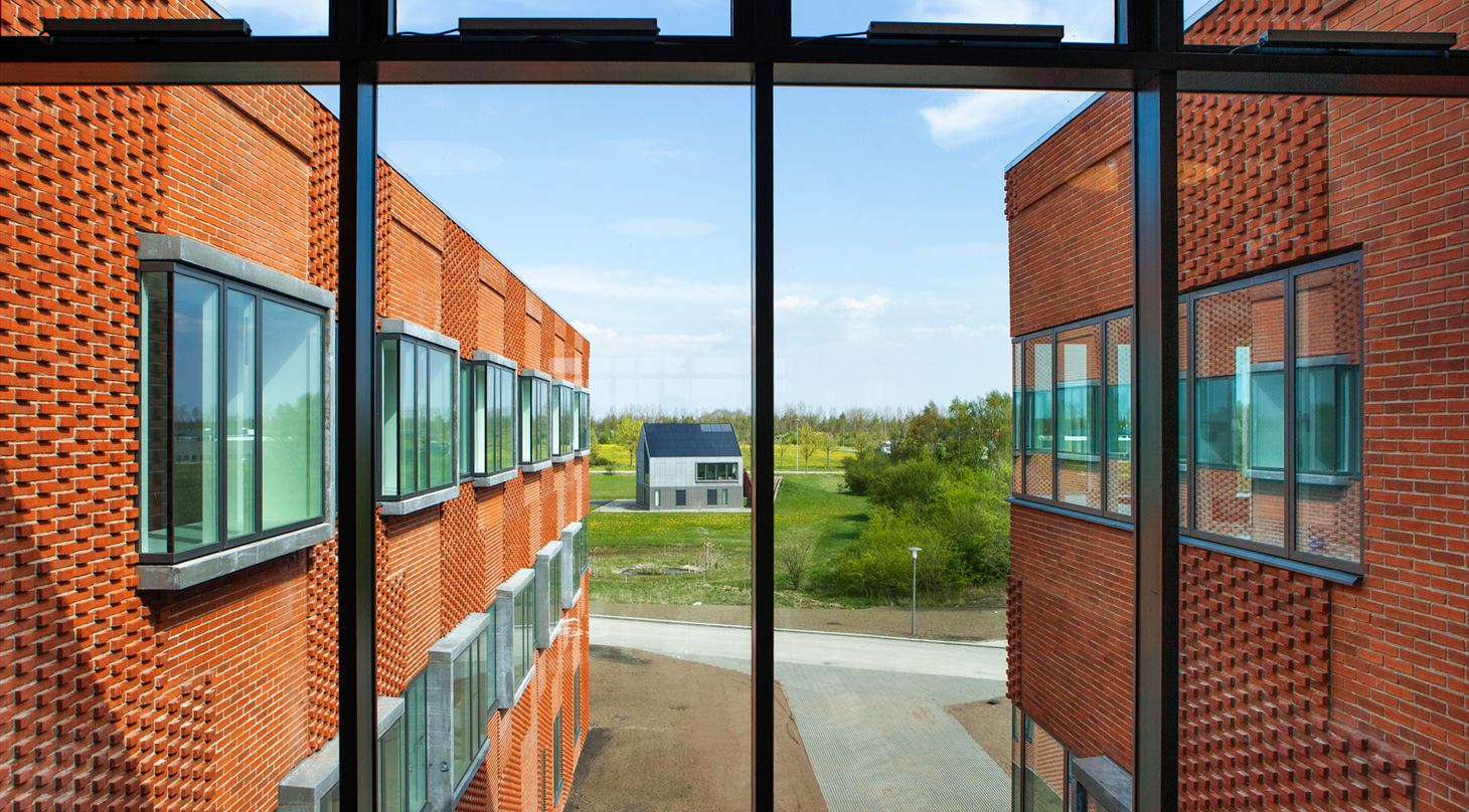 Kig ud gennem vinduet p� r�d bygning